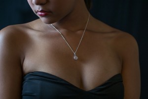 Avec des bijoux et une robe dentelle, vous serez la plus belle